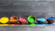 kokosy z kolorowym proszkiem w środku