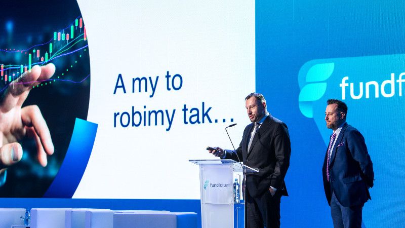 człowiek wypowiada się na mównicy podczas fund forum