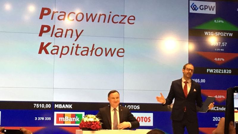 Andrzej Duda siedzi w giełdzie