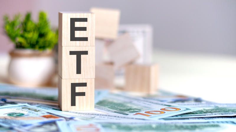 Taniec z wrogiem – po co tradycyjne fundusze kupują ETF-y?