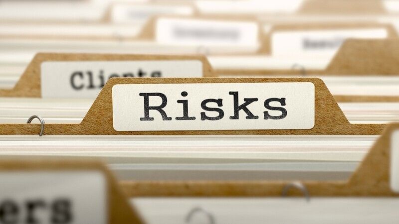teczka z napisem risks
