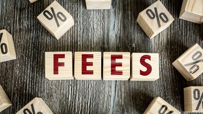 Napis "fees"