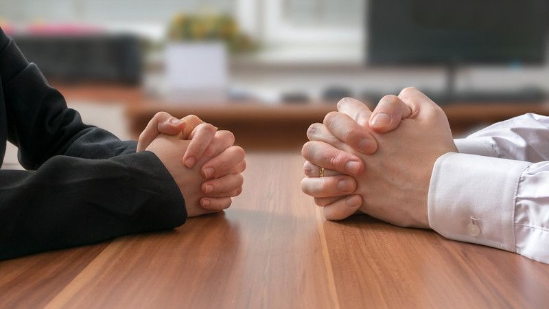 dwójka ludzi siedzi naprzeciwko siebie i rozmawia