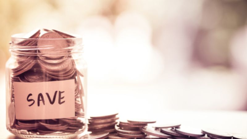 Słoik z napisem "Save"