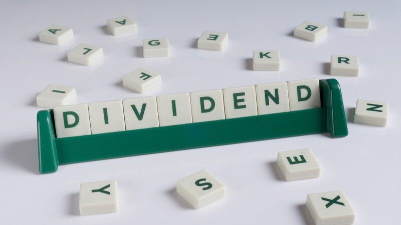 scrable z napisem dividend