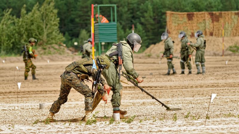 saperzy badają pole minowe