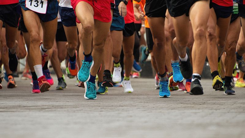 ludzie biegną w maratonie