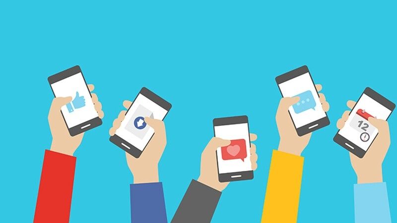 rysunek z smartfonami trzymanymi w rękach
