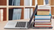 laptop oparty o książki