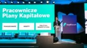 człowiek stoi na mównicy podczas Fund Forum