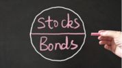 Schroders: spada przewaga akcji nad obligacjami