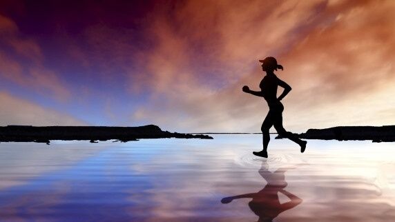 kontur kobiety biegie po wodzie