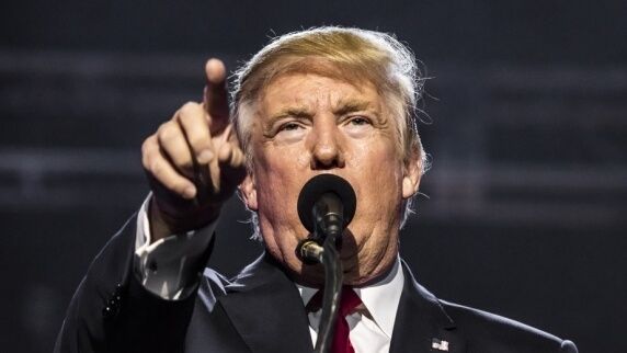 Cła Trumpa uderzają w rynki akcji. Obligacje zyskują