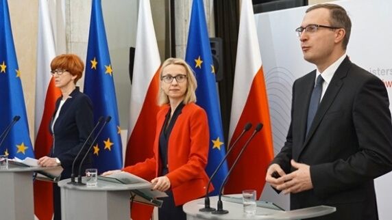 przedstawiciele rządu na mównicy