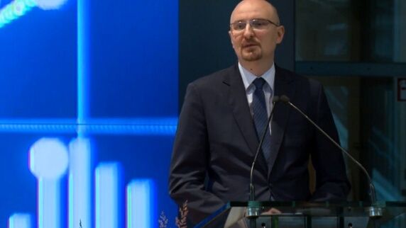 człowiek stoi na mównicy podczas Fund Forum