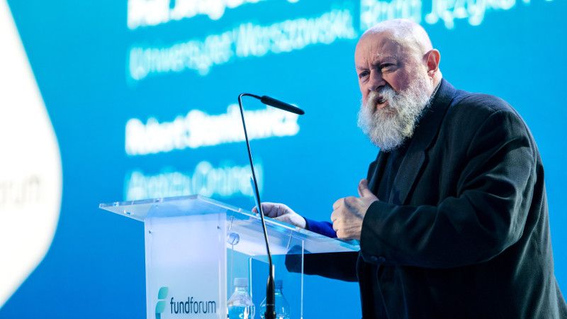 Jerzy Bralczyk stoi na mównicy