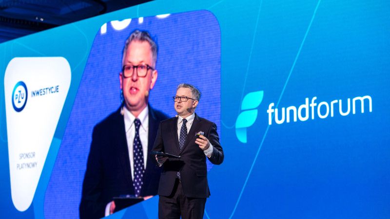 Robert Stanilewicz wypowiada się na scenie podczas fund forum