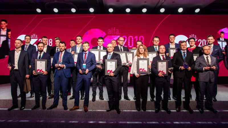 rząd ludzi z przyznanymi nagrodami