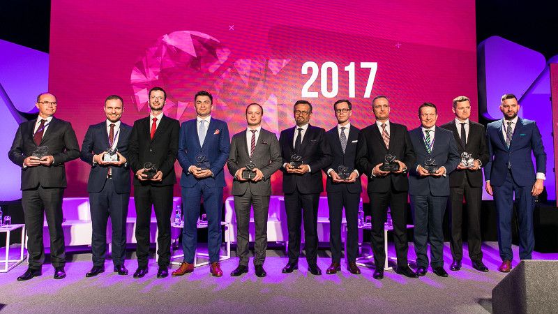 zarządzający stoją w rządku