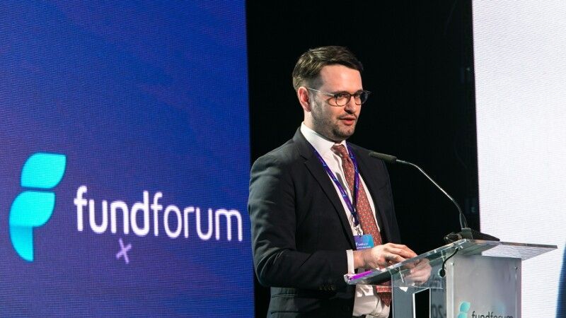 człowiek stoi na mównicy podczas Fund Forum