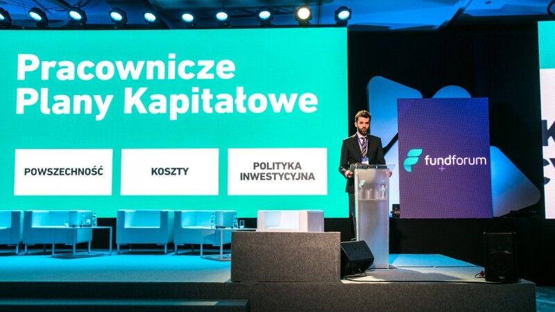 człowiek stoi na mównicy podczas Fund Forum
