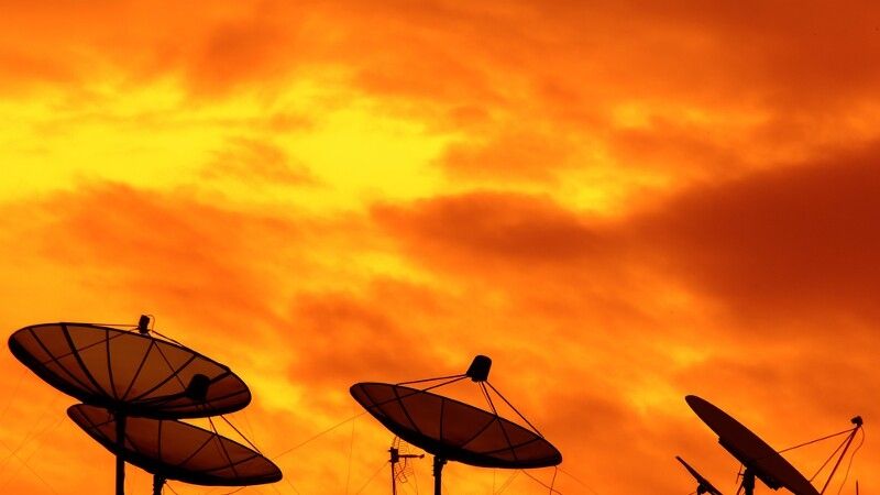 satelity skierowane w żółte, zachmurzone niebo