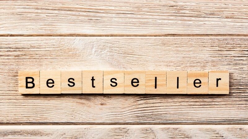 scrubble z ułożonym napisem bestseller leżą na drewnianym blacie