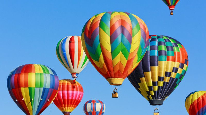 balony meteorologiczne na niebie