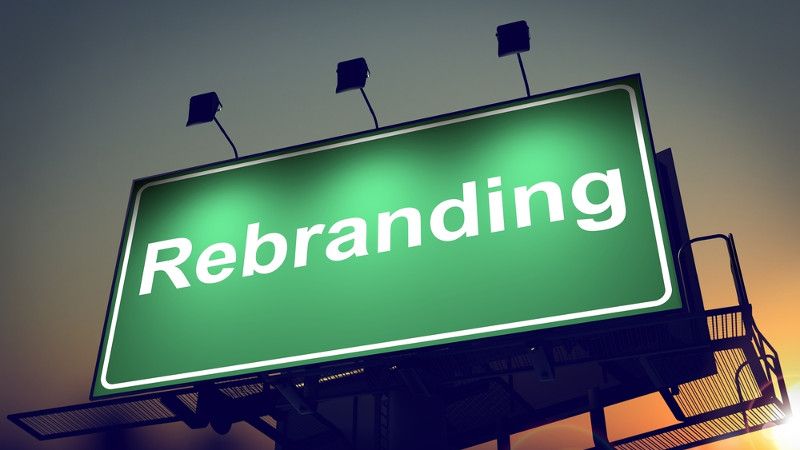 znak z napisem rebranding