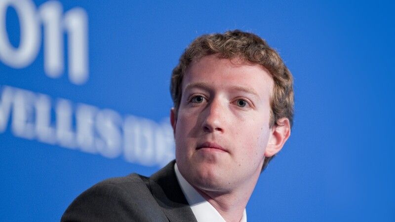 Mark Zuckerberg na tle niebiesiego tła