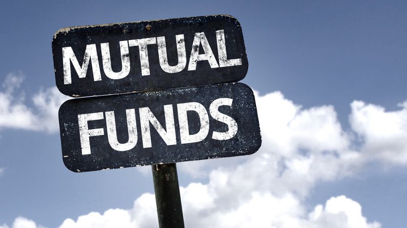 Znak na tle lekko zachmurzonego nieba z napisem mutual funds