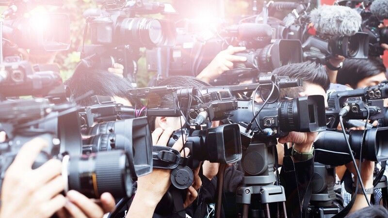 Grupa paparazzi robi zdjęcia aparatami