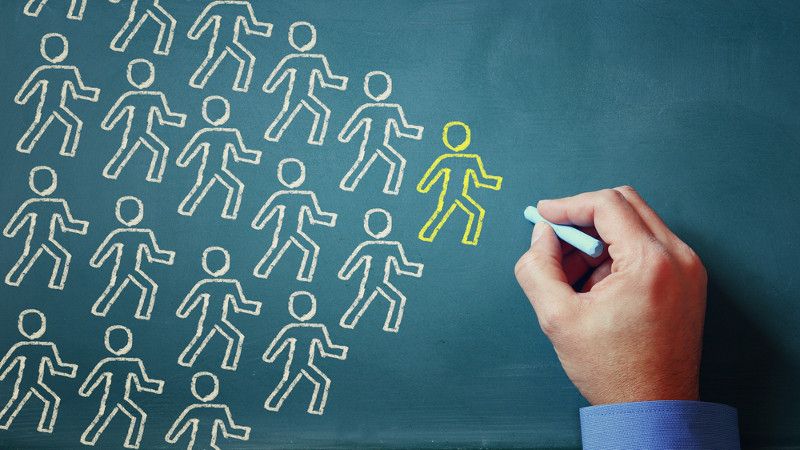 ludziki narysowane na tablicy