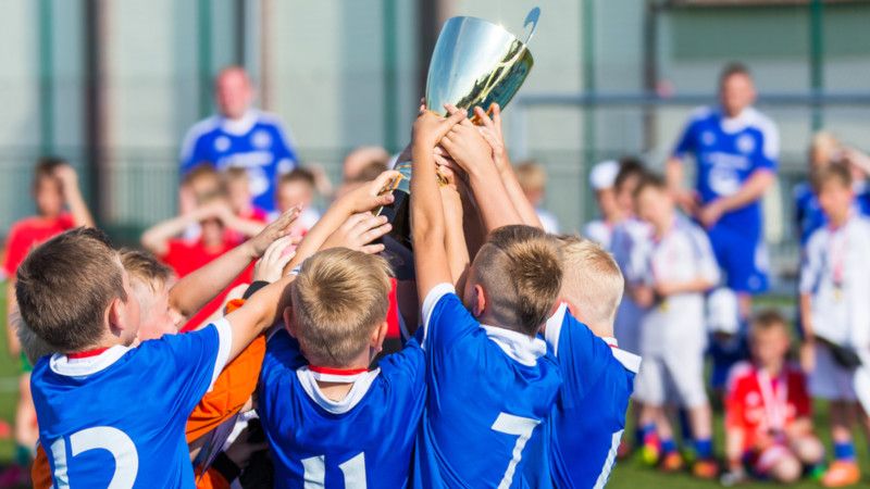 Chłopcy z pucharem