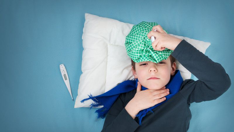 chore cisko przykłada sobie zimny okład do głowy