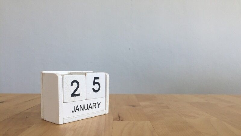 drewniany kalendarz stoi na drewnianym stole