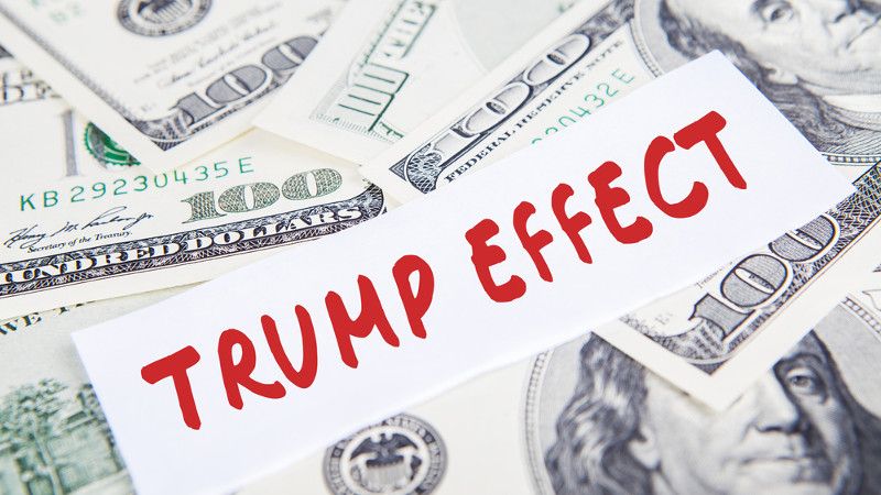 Napis Trump Effect na tle leżących studolarówek