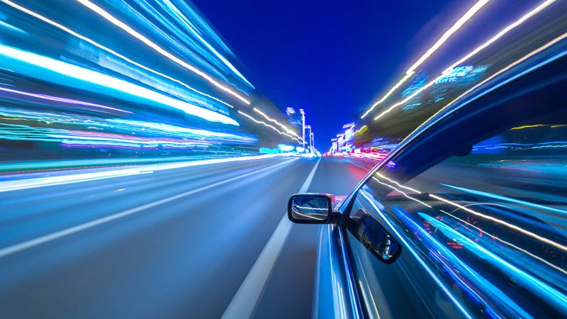 Samochód jedzie do przodu