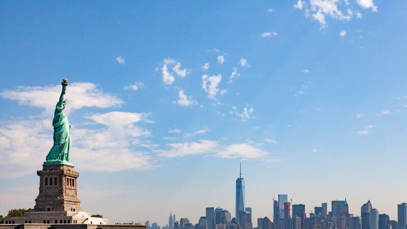 statua wolności i krajobraz nowego jorku