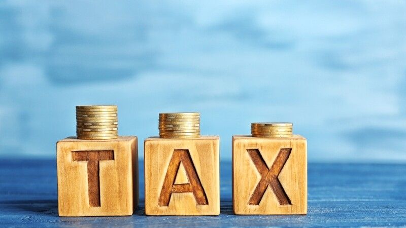Drewnione kostki z napisem TAX