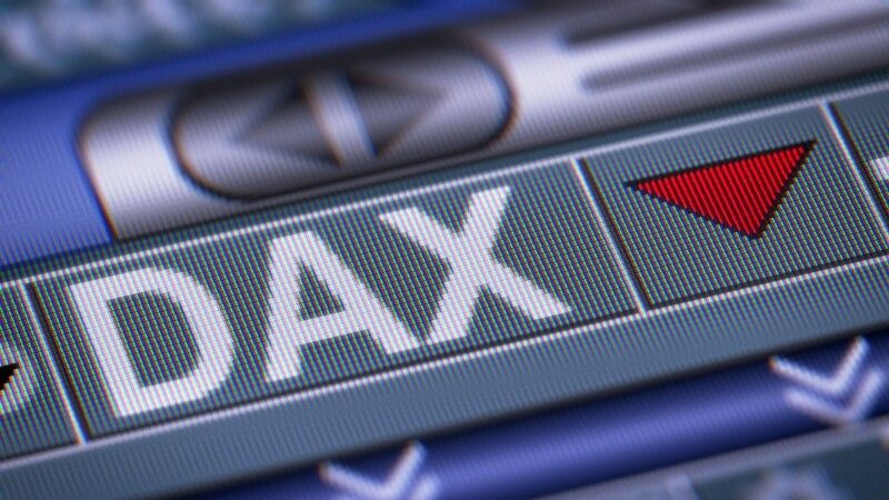 napis dax ze strzałką w dół