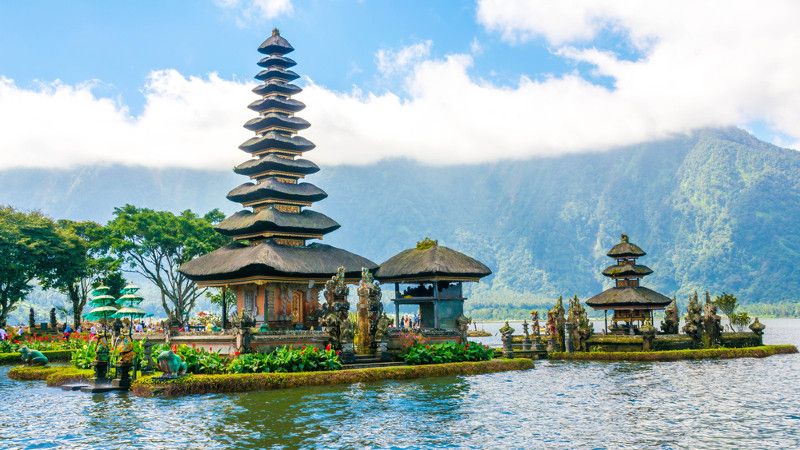 dom w ekzotycznym kraju z kilkoma dachami