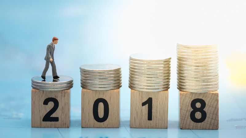 figurka na schodkach z monet, które leżą na schodkach z klocków