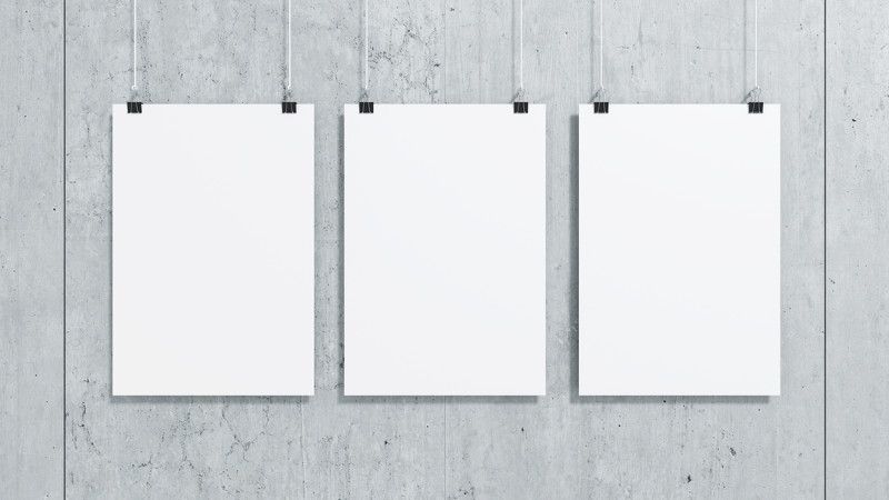 trzy zawieszone kartki