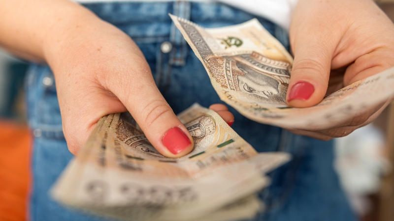 Co piąty Polak nie ma żadnych oszczędności, choć zadłużenie lekko spadło